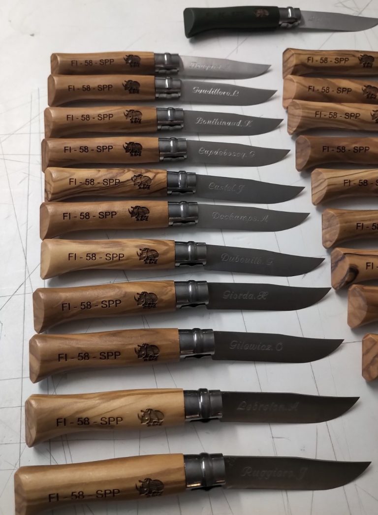 Gravure sur bois et sur couteaux avec des prénoms sur chaque couteau