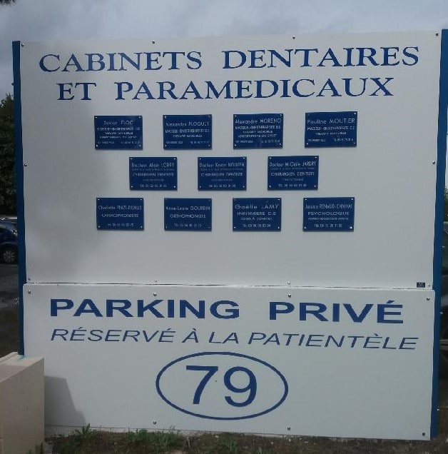 Plaques professionnelles de centre dentaire en plexiglass de couleurs monté sur socle en dibond blanc à Saint Médard en Jalles (33)